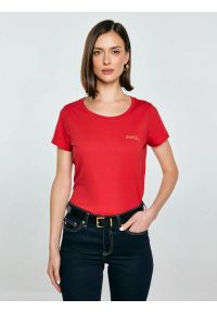 Big-Star - Koszulka damska z brokatowym nadrukiem czerwona Merra 603. Kolor: czerwony. Materiał: dzianina, skóra, materiał. Długość rękawa: krótki rękaw. Długość: krótkie. Wzór: nadruk. Sezon: zima. Styl: klasyczny, elegancki #1