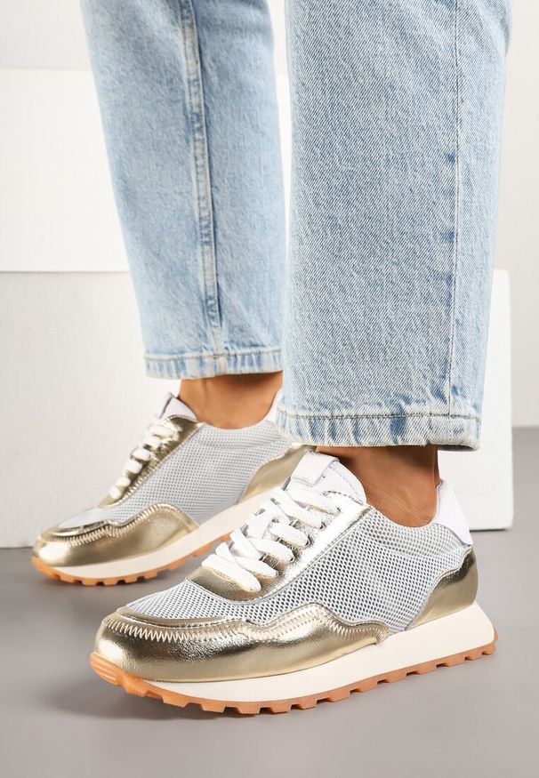 Renee - Złote Sneakersy Skórzane Ozdobione Geometrycznym Motywem Wibessa. Okazja: na co dzień. Kolor: złoty. Materiał: skóra. Wzór: geometria, aplikacja