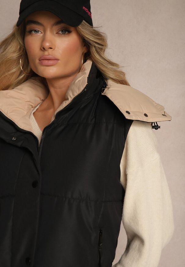 Renee - Ciemnobeżowa Kamizelka Pikowana Dwustronna z Kapturem Nelothis. Okazja: na co dzień, na spacer. Typ kołnierza: kaptur. Kolor: beżowy. Materiał: jeans. Wzór: gładki. Styl: elegancki, casual