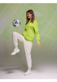 4f - 4F Bluza dresowa nierozpinana z kapturem Fundacja 4F Pomaga - zielona M. Okazja: na co dzień. Typ kołnierza: kaptur. Kolor: zielony. Materiał: dresówka. Wzór: nadruk. Styl: klasyczny, młodzieżowy, sportowy, casual