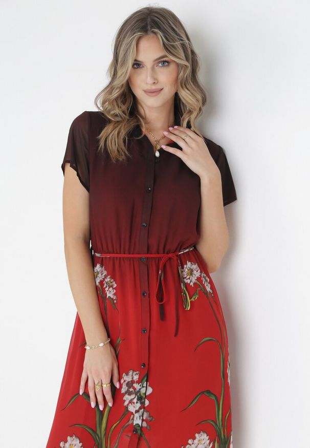 Born2be - Bordowa Sukienka Eripheis. Kolor: czerwony. Materiał: wiskoza, tkanina. Długość rękawa: krótki rękaw. Wzór: kwiaty, gładki. Typ sukienki: koszulowe. Długość: midi