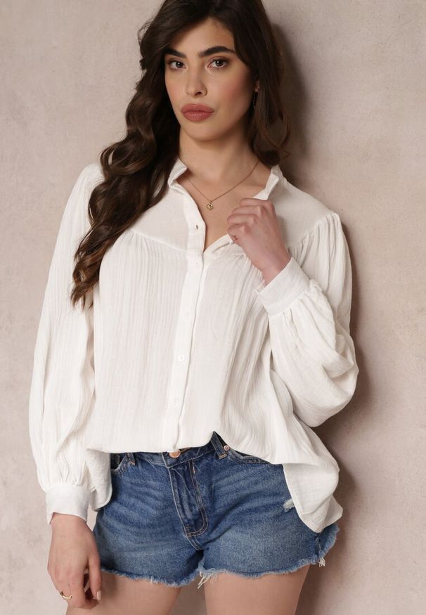 Renee - Biała Bawełniana Koszula z Guzikami i Długimi Rękawami Werica. Okazja: na co dzień. Typ kołnierza: kołnierzyk klasyczny. Kolor: biały. Materiał: bawełna. Długość rękawa: długi rękaw. Długość: długie. Styl: klasyczny, casual, elegancki