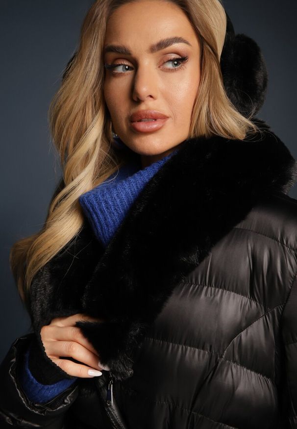 Renee - Czarna Pikowana Kurtka z Wiązanym Paskiem i Kołnierzem z Futerka Avrissa. Typ kołnierza: bez kaptura. Kolor: czarny. Materiał: futro