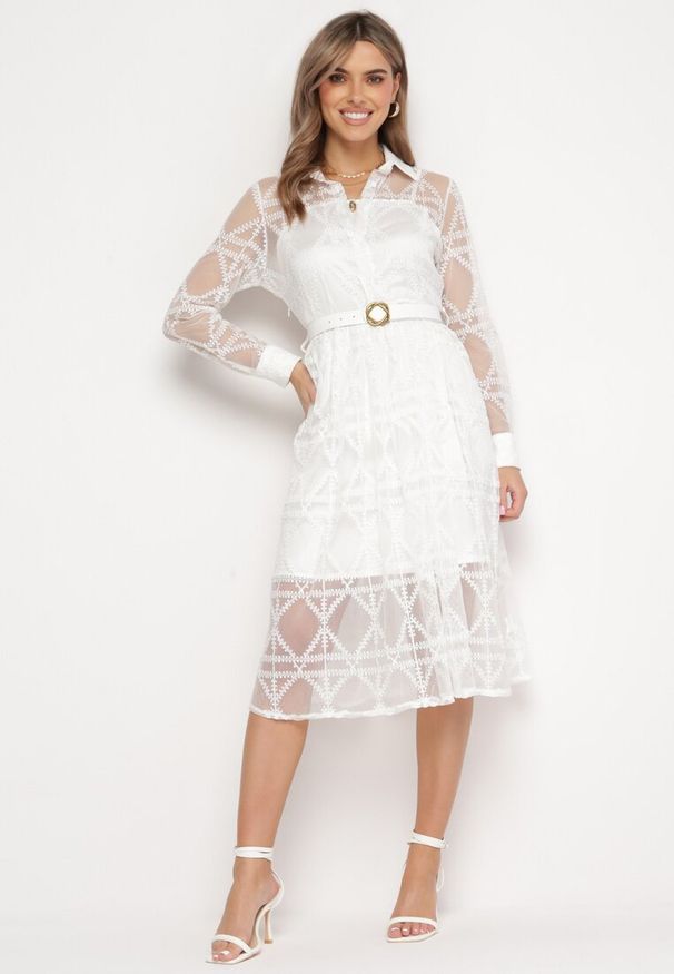 Born2be - Biała Rozkloszowana Sukienka Midi z Haftowanej Tkaniny Abdiela. Kolor: biały. Materiał: tkanina. Długość rękawa: na ramiączkach. Wzór: haft. Długość: midi