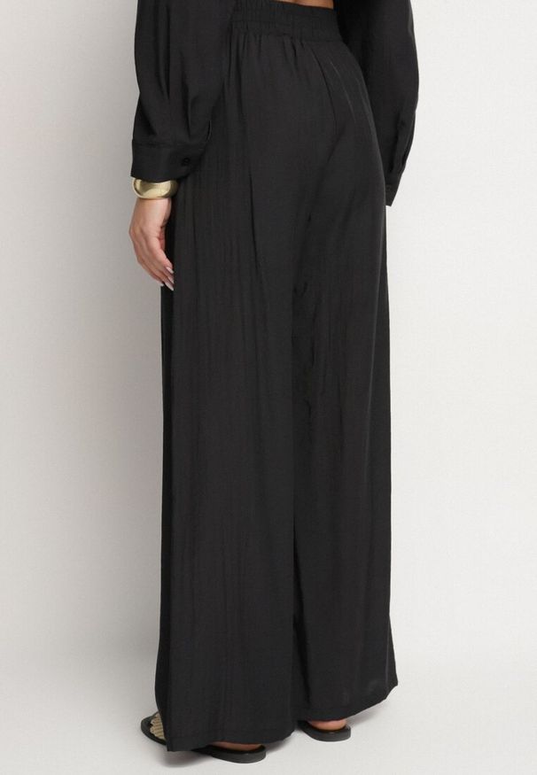 Born2be - Czarne Spodnie Palazzo o Szerokim Kroju z Gumką w Pasie i Wysokim Stanem Jenanetia. Okazja: na co dzień. Stan: podwyższony. Kolor: czarny. Styl: casual, klasyczny