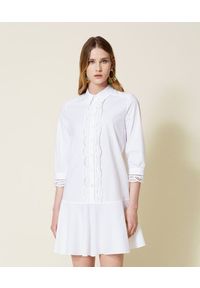 TwinSet - Biała krótka sukienka z popeliny z koronką i falbanką Twinset. Kolor: biały. Materiał: koronka. Wzór: koronka. Typ sukienki: koszulowe. Długość: mini