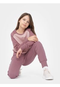 4F JUNIOR - Bluza dresowa nierozpinana bez kaptura dziewczęca. Okazja: na co dzień. Typ kołnierza: bez kaptura. Kolor: różowy. Materiał: dresówka. Długość rękawa: raglanowy rękaw. Styl: casual