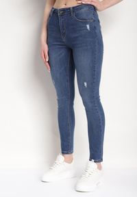 Born2be - Niebieskie Jeansy o Fasonie Skinny z Delikatnymi Przetarciami Raenofa. Okazja: na co dzień. Kolor: niebieski. Styl: casual, elegancki