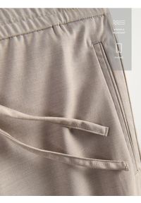 Reserved - Spodnie joggery - beżowy. Kolor: beżowy. Materiał: wiskoza, tkanina