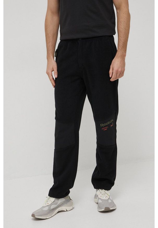 Reebok Classic spodnie HB5957 męskie kolor czarny proste. Kolor: czarny. Materiał: poliester. Wzór: aplikacja