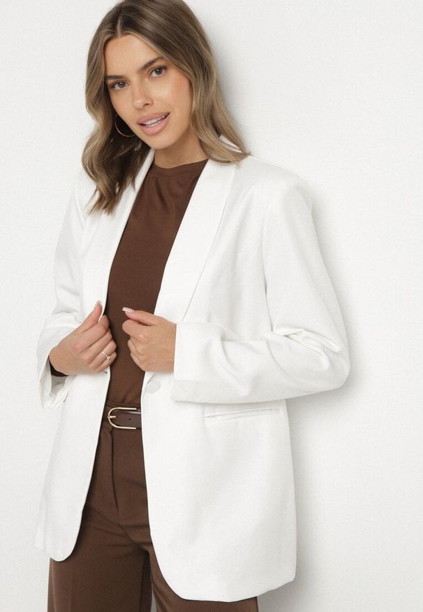 Born2be - Biała Marynarka Jednorzędowa z Usztywnioną Linią Ramion Avidvira. Okazja: na spotkanie biznesowe. Kolor: biały. Materiał: jeans. Styl: biznesowy