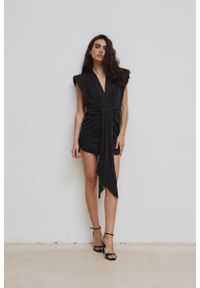 Marsala - Sukienka z wiskozy w kolorze TOTALLY BLACK - ROCHA-XS. Okazja: na randkę. Typ kołnierza: dekolt w kształcie V. Materiał: wiskoza. Styl: elegancki. Długość: mini