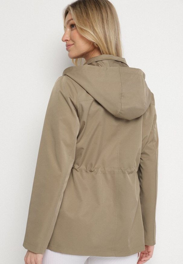 Born2be - Zielona Kurtka Parka z Odpinanym Kapturem i Ozdobnymi Suwakami Velotia. Okazja: na co dzień. Kolor: zielony. Materiał: koronka, jeans. Długość rękawa: długi rękaw. Długość: długie. Wzór: koronka. Styl: klasyczny, casual, elegancki