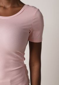 Born2be - Różowy Prążkowany T-shirt Ozdobiony po Bokach Marszczeniem Nedisa. Okazja: na co dzień. Kolor: różowy. Materiał: prążkowany. Wzór: aplikacja. Styl: casual #2