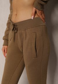 Renee - Ciemnozielone Spodnie Dresowe z Polarem i Ściągaczami Tala. Okazja: na co dzień. Stan: podwyższony. Kolor: zielony. Materiał: dresówka, polar. Styl: casual #3