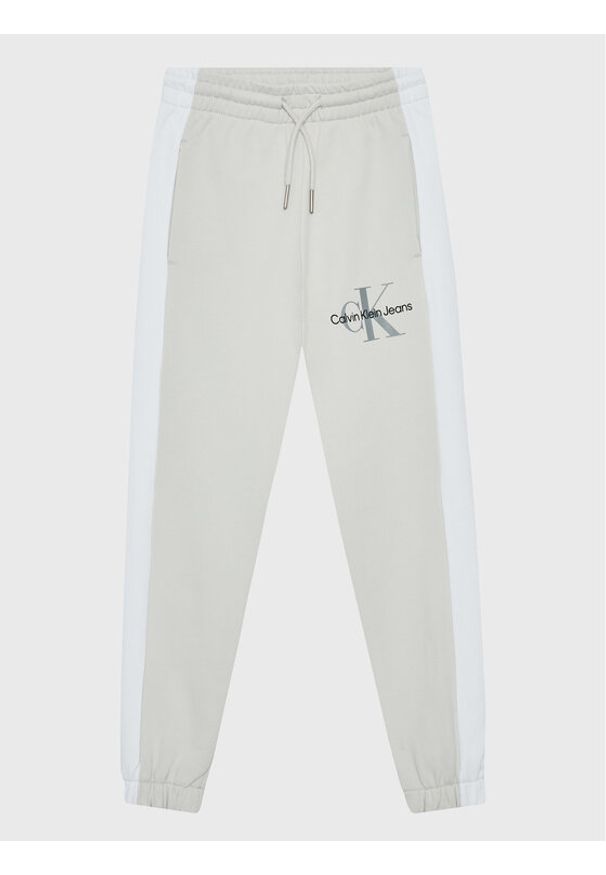Calvin Klein Jeans Spodnie dresowe IB0IB01360 Szary Regular Fit. Kolor: szary. Materiał: bawełna