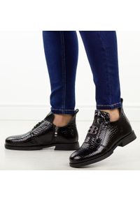 Czarne skórzane lakierowane botki damskie T.Sokolski Z25-301. Okazja: na co dzień. Nosek buta: okrągły. Kolor: czarny. Szerokość cholewki: normalna. Wzór: aplikacja. Materiał: skóra, lakier. Sezon: zima, jesień. Obcas: na obcasie. Styl: klasyczny, casual, elegancki. Wysokość obcasa: niski