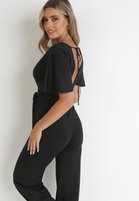 Born2be - Czarny Długi Kombinezon z Kopertowym Dekoltem i Ozdobnym Wiązaniem Abrarani. Okazja: na spotkanie biznesowe. Kolor: czarny. Długość: długie. Styl: biznesowy, elegancki #5