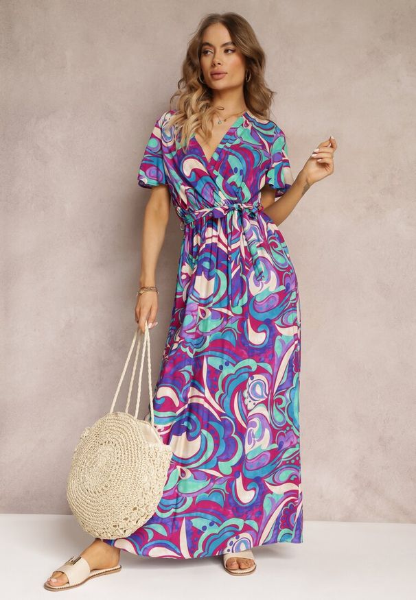 Renee - Fioletowa Wiskozowa Sukienka Maxi z Gumką w Talii i Materiałowym Paskiem Saramu. Kolor: fioletowy. Materiał: wiskoza, materiał. Długość rękawa: krótki rękaw. Sezon: wiosna, lato. Typ sukienki: rozkloszowane. Długość: maxi