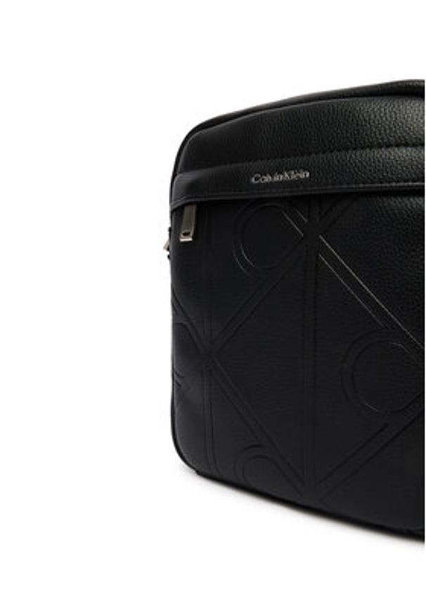 Calvin Klein Saszetka Emblem Aop Emboss Reporter LV04D3331G Czarny. Kolor: czarny. Materiał: skóra