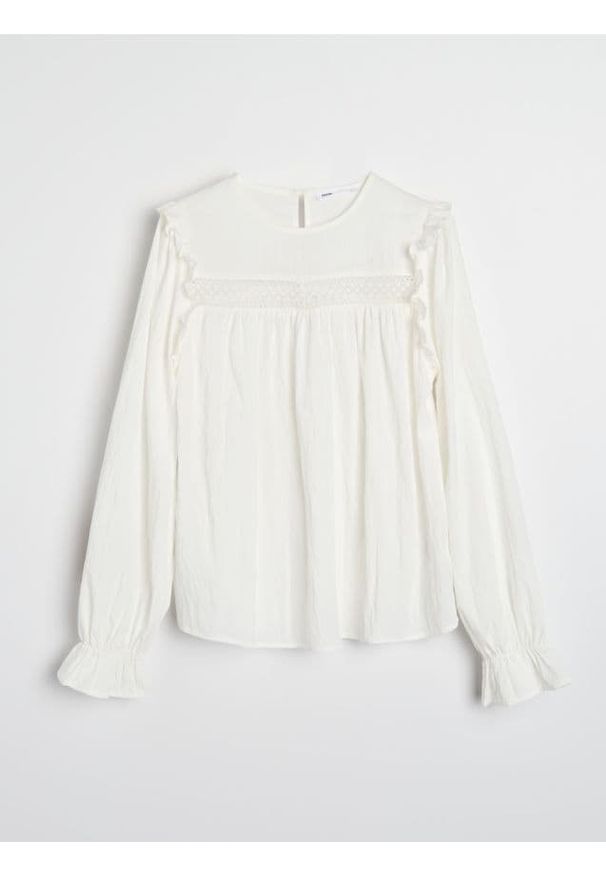 Sinsay - Bluzka z falbankami i ażurową wstawką - biały. Typ kołnierza: kołnierz z falbankami. Kolor: biały. Wzór: ażurowy