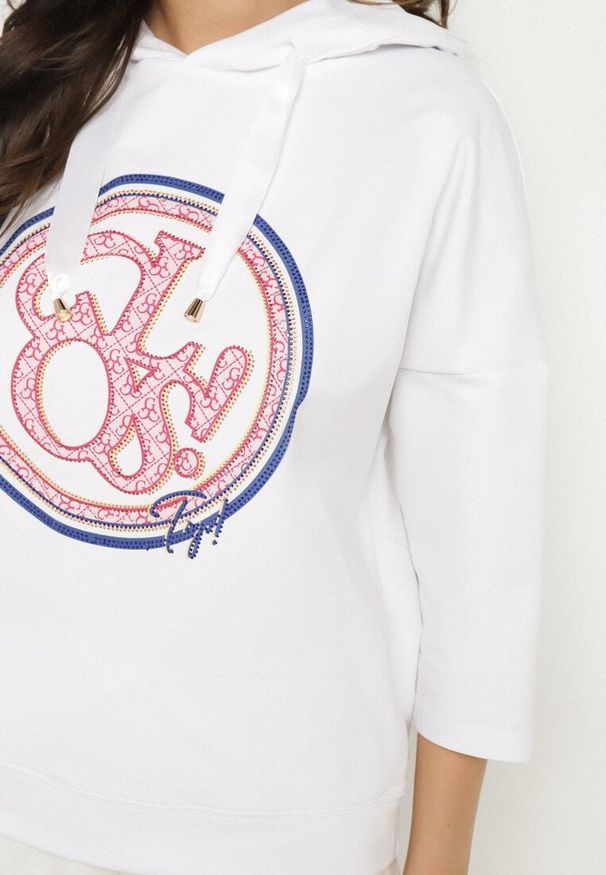Born2be - Biała Bluza z Kapturem i Rękawami 3/4 Zdobiona Nadrukiem Saniriora. Typ kołnierza: kaptur. Kolor: biały. Materiał: jeans. Wzór: aplikacja, nadruk. Styl: klasyczny, elegancki