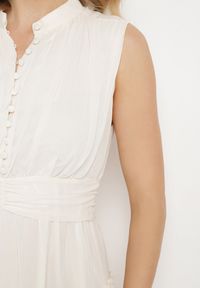 Born2be - Jasnobeżowa Sukienka Długa Rozkloszowana z Powlekanymi Guzikami Ingridesa. Kolor: beżowy. Długość: maxi #3