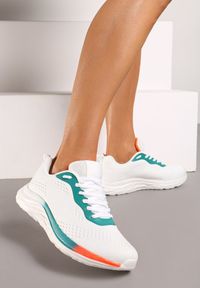 Born2be - Białe Płaskie Sznurowane Buty Sportowe Sneakersy Ozdobione Kolorowym Paskiem Risanny. Zapięcie: pasek. Kolor: biały. Wzór: aplikacja, kolorowy. Obcas: na płaskiej podeszwie #1