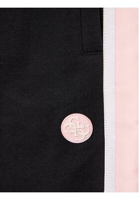 Guess Spodnie dresowe J3YQ13 KA6R3 Czarny Relaxed Fit. Kolor: czarny. Materiał: bawełna