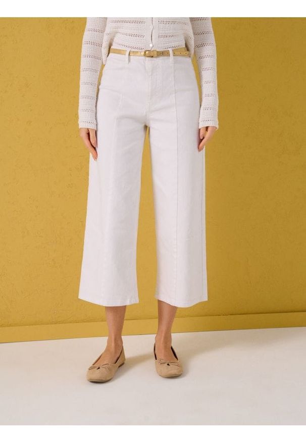 Sinsay - Jeansy culotte z paskiem - biały. Kolor: biały