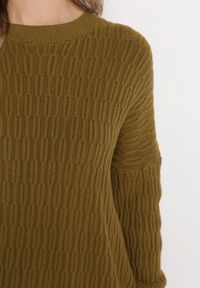 Born2be - Ciemnozielony Sweter o Klasycznym Kroju z Wytłoczonym Wzorem Gundall. Kolor: zielony. Styl: klasyczny