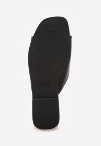 Born2be - Czarne Płaskie Klapki z Metaliczną Aplikacją na Marszczonym Pasku Lilaya. Okazja: na co dzień. Kolor: czarny. Materiał: len. Wzór: aplikacja. Styl: elegancki, casual #8