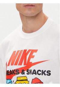 Nike T-Shirt HJ0754 Biały Regular Fit. Kolor: biały. Materiał: bawełna #5