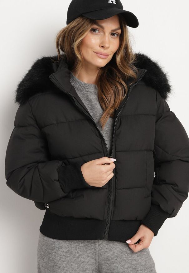 Born2be - Czarna Pikowana Kurtka z Szerokimi Ściągaczami i Ozdobnym Futrem przy Kapturze Inandria. Okazja: do pracy, na co dzień, na spotkanie biznesowe. Kolor: czarny. Materiał: futro. Długość rękawa: długi rękaw. Długość: długie. Styl: klasyczny, casual, elegancki, biznesowy