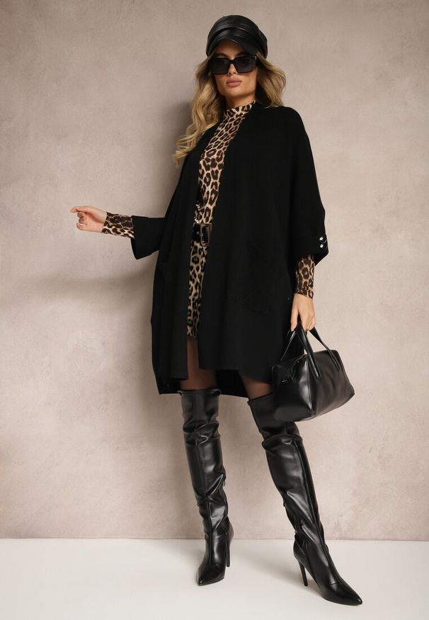 Renee - Czarny Kardigan Bez Zapięć Ozdobiony Guzikami i Wsuwanymi Kieszeniami Asindra. Okazja: na co dzień. Kolor: czarny. Materiał: jeans. Wzór: aplikacja. Styl: elegancki, casual