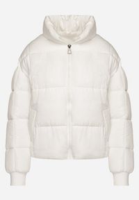Born2be - Biała Pikowana Kurtka Puffer o Prostym Kroju ze Ściągaczami przy Rękawach Suzzana. Okazja: na co dzień, na spacer. Kolor: biały. Materiał: jeans, poliester. Styl: casual, elegancki