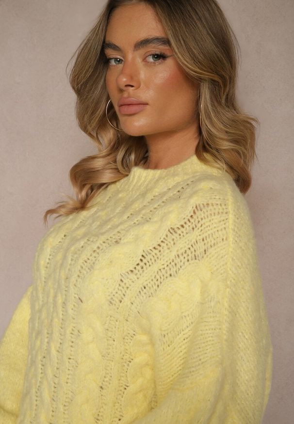 Renee - Żółty Sweter z Wełną o Eleganckim Warkoczowym Splotem Makkaria. Okazja: na spacer, na co dzień. Kolor: żółty. Materiał: wełna. Długość rękawa: długi rękaw. Długość: długie. Wzór: ze splotem. Sezon: jesień. Styl: elegancki