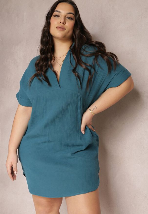 Renee - Ciemnozielona Bawełniana Sukienka Mini o Pudełkowym Fasonie z Kołnierzykiem Elealla. Kolekcja: plus size. Kolor: zielony. Materiał: bawełna. Długość rękawa: krótki rękaw. Typ sukienki: dla puszystych. Długość: mini