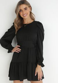 Born2be - Czarna Sukienka Taliowana z Falbanami Klasino. Kolor: czarny. Materiał: zamsz. Wzór: aplikacja. Długość: mini #2