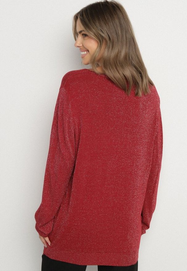 Born2be - Bordowy Wiskozowy Sweter o Pudełkowym Kroju z Metaliczną Nitką Essmia. Okazja: na co dzień, na spacer. Typ kołnierza: dekolt w serek. Kolekcja: plus size. Kolor: czerwony. Materiał: wiskoza. Styl: casual, klasyczny