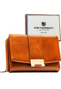 Brązowy portfel damski wykonany ze skóry ekologicznej i zamykany na zatrzask - Peterson. Kolor: brązowy. Materiał: skóra ekologiczna. Wzór: gładki #1