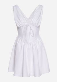 Born2be - Biała Sukienka Vices o Rozkloszowanym Kroju z Wiązaniem Foliseia. Okazja: na co dzień. Typ kołnierza: dekolt w kształcie V. Kolor: biały. Materiał: poliester, jeans. Długość rękawa: bez rękawów. Styl: klasyczny, casual, elegancki #5