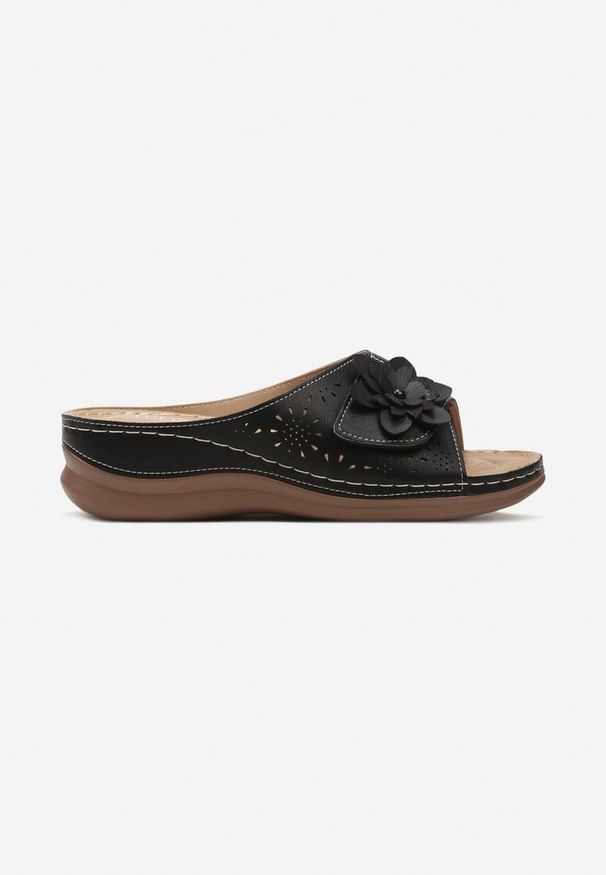 Born2be - Czarne Klapki na Grubej Podeszwie z Naszywką w Kształcie Kwiatka Aurydice. Okazja: na co dzień. Kolor: czarny. Materiał: jeans, len. Wzór: kwiaty, aplikacja. Sezon: lato. Styl: elegancki, casual