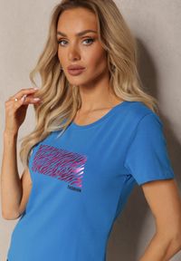 Renee - Niebieski T-shirt z Bawełny Ozdobiony Nadrukiem z Przodu Ubsaria. Okazja: na co dzień. Kolor: niebieski. Materiał: bawełna. Wzór: nadruk, aplikacja. Styl: casual #3