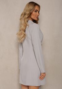 Renee - Jasnoszara Mini Sukienka z Plisami i Kopertowym Dekoltem Ozdobiona Guzikami Eiloni. Okazja: na co dzień. Kolor: szary. Wzór: aplikacja. Typ sukienki: kopertowe. Styl: casual. Długość: mini #4