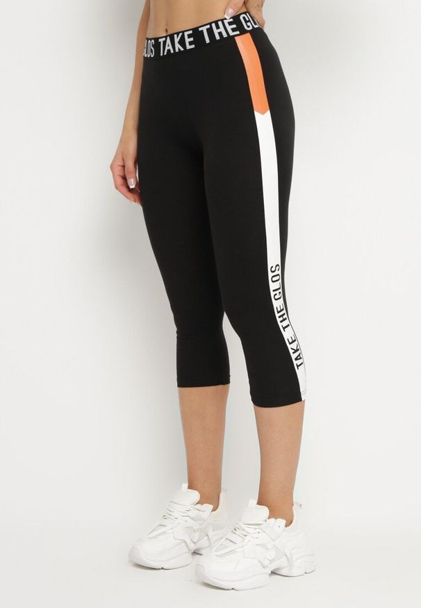 Born2be - Czarne Legginsy Sportowe z Lampasem i Napisami Glequella. Okazja: na co dzień. Stan: podwyższony. Kolor: czarny. Wzór: napisy. Styl: sportowy