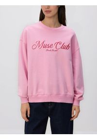 Reserved - Bluza z haftowanym napisem - pastelowy róż. Kolor: różowy. Materiał: bawełna. Wzór: napisy, haft