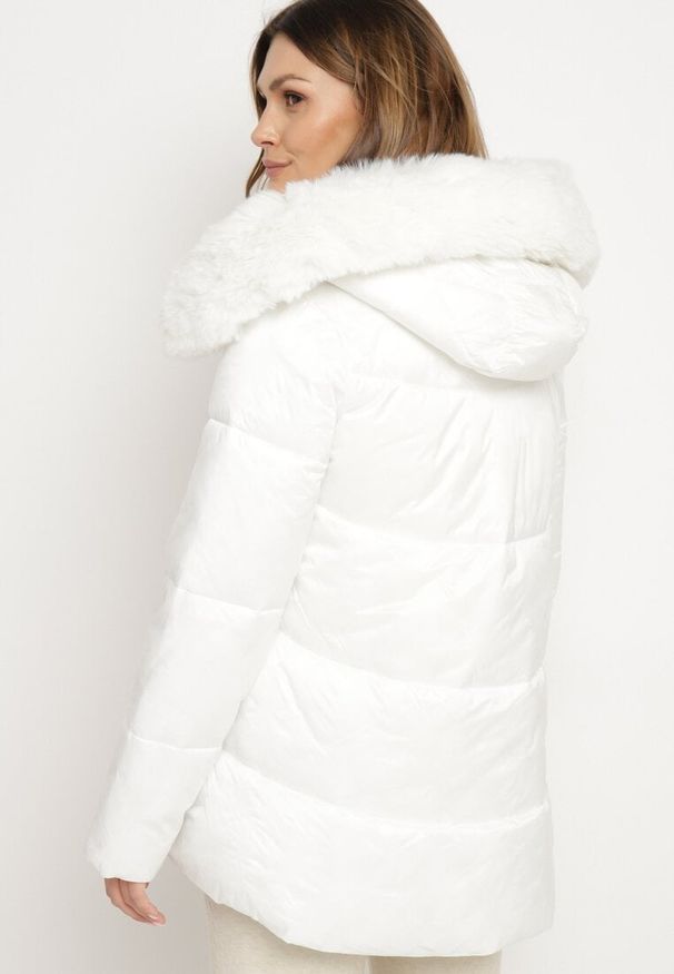 Born2be - Biała Pikowana Kurtka z Dłuższym Tyłem i Futerkiem przy Kapturze Verrira. Okazja: do pracy, na spacer, na co dzień, na spotkanie biznesowe. Kolor: biały. Materiał: futro. Długość: długie. Styl: casual, klasyczny, biznesowy
