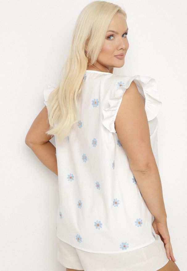 Born2be - Biała Bluzka z Wiskozy w Kwiaty Tolamea. Okazja: na co dzień. Kolor: biały. Materiał: wiskoza. Wzór: kwiaty. Styl: casual