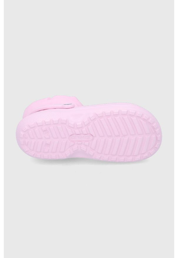 Crocs - Śniegowce. Nosek buta: okrągły. Kolor: różowy. Materiał: guma. Obcas: na obcasie. Wysokość obcasa: niski